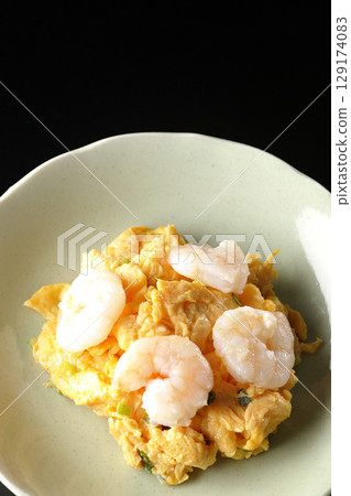 黑色背景下拍攝的中式炒蝦與蛋 129174083