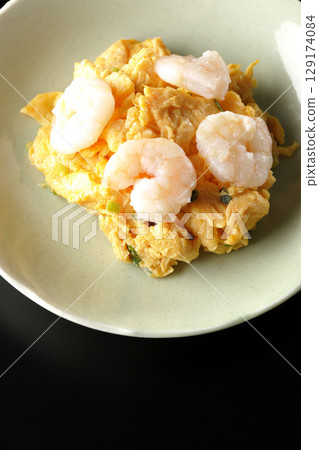 黑色背景下拍攝的中式炒蝦與蛋 129174084