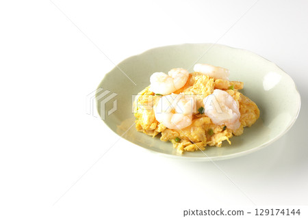 Chinese stir-fried shrimp and eggs photographed on a white background 129174144