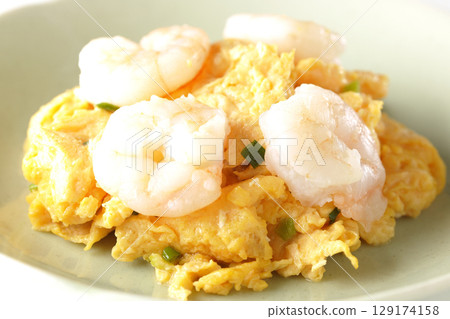 白色背景下拍攝的中式炒蝦與蛋 129174158