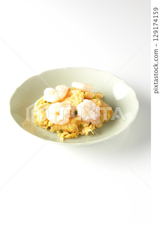 白色背景下拍攝的中式炒蝦與蛋 129174159