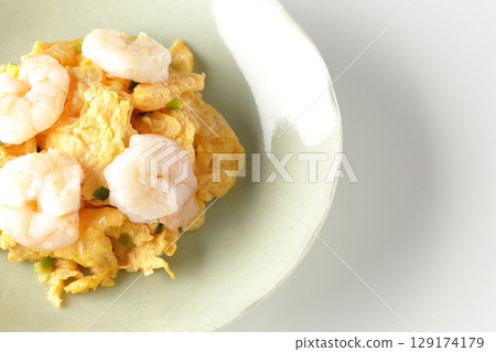 白色背景下拍攝的中式炒蝦與蛋 129174179