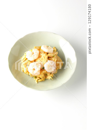 白色背景下拍攝的中式炒蝦與蛋 129174180