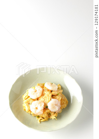 白色背景下拍攝的中式炒蝦與蛋 白色背景下拍攝的中式炒蝦與蛋 129174181