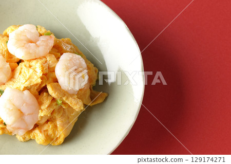Chinese stir-fried shrimp and eggs 129174271