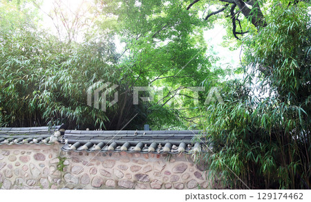 Small piles of stones on oriental decorative wall, Bulguksa temple, South Korea. Bamboo garden and ancient wall, Bulguksa temple complex on Tohamsan, Jinhyeon-dong, Gyeongju, Republic of Korea 129174462