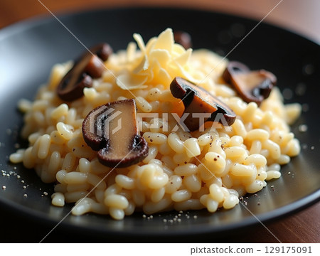 Traditional Creamy Risotto with Sauteed Mushroom and Shaved Parmesan 129175091
