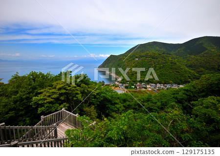 靜岡縣沼津市伊達市，從觀景台上眺望中部地區、伊豆半島、輝木之丘、伊達村和駿河灣上的富士山（1） 129175135