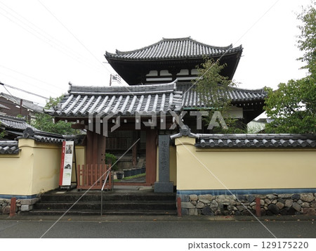 Fukuchi-in Temple in Nara City (Sanmon Gate and Main Hall) Fukuchi-in Temple in Nara City (Sanmon Gate and Main Hall) 129175220