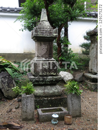Memorial tower for Princess Chujo at Tokuyuji Temple in Nara City 129175272
