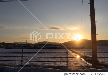 夕陽照射下的雪原 夕陽照射下的雪原 129175562