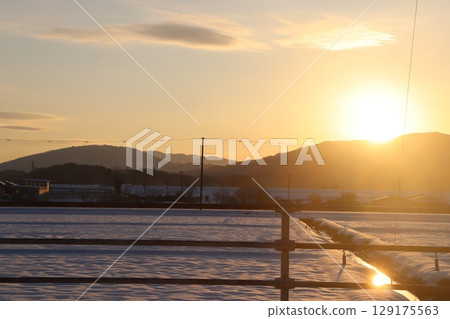 夕陽照射下的雪原 夕陽照射下的雪原 129175563