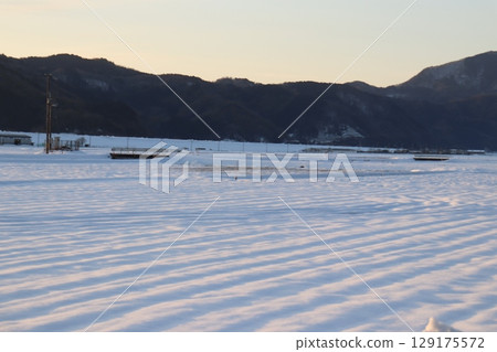 夕陽照射下的雪原 夕陽照射下的雪原 129175572