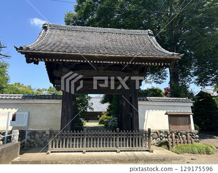 This is the main gate of Kongoin, a Buddhist temple in Sayama City, Saitama Prefecture. 129175596