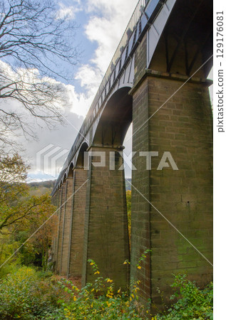 龐特基西斯特渡槽：高聳的橋墩（威爾斯） 129176081