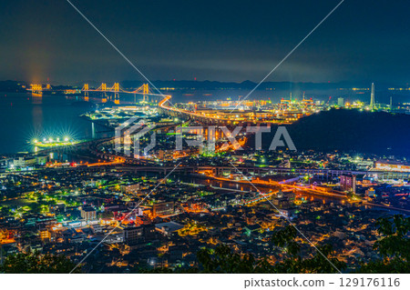 青山的夜景－瀨戶大橋和宇多津街道 129176116