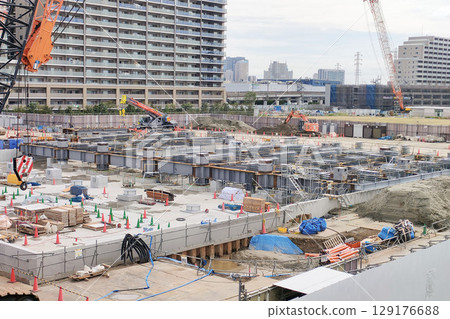 Large-scale construction site Construction site with heavy machinery and cranes in operation 129176688