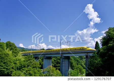 Doctor Yellow crossing the bridge Doctor Yellow crossing the bridge 129176707