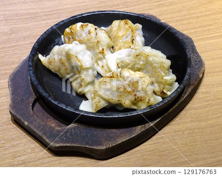 Iron pan gyoza, teppan gyoza, teppan-yaki gyoza, teppan gyoza 129176763
