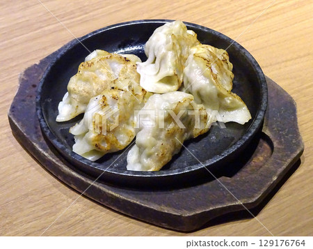 鐵鍋餃子、鐵板餃子、鐵板燒餃子、鐵板餃子 129176764