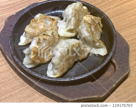 鐵鍋餃子、鐵板餃子、鐵板燒餃子、鐵板餃子 129176765