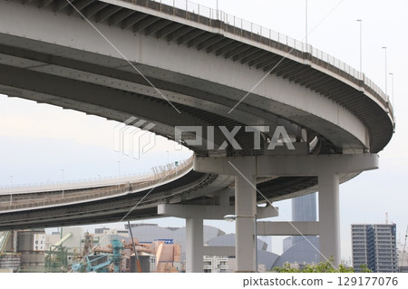 通往彩虹橋的彎曲道路 129177076