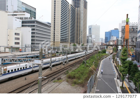 東海道新幹線運行的東京港區的風景 129177077