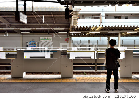 一名男子在 JR 新杉田站等車 一名男子在 JR 新杉田站等車 129177160