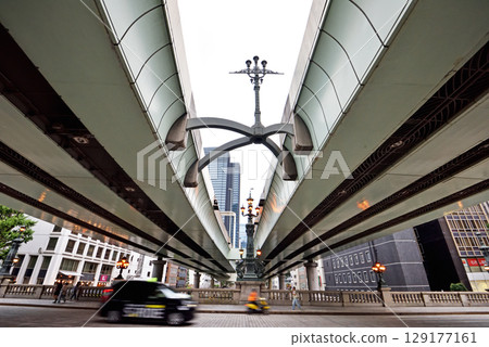 一輛計程車從東京日本橋下穿過 129177161