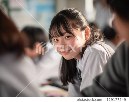 一名高中女生微笑與朋友交流 129177249