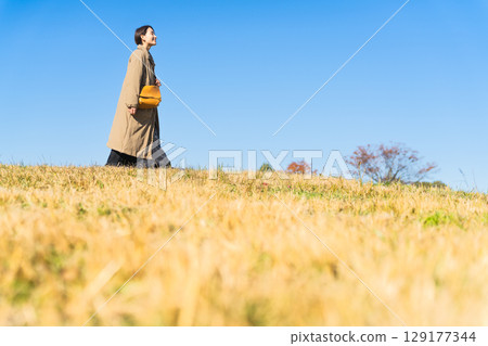 Woman walking up the hill lifestyle image 129177344