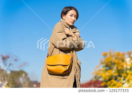 冬日天空中凍僵的女人的生活方式圖像 冬日天空中凍僵的女人的生活方式圖像 129177355