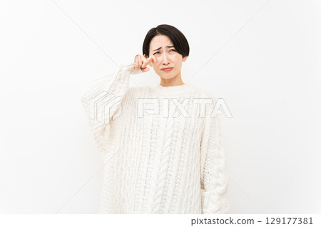 穿著白色針織服裝的女人生活方式形象 129177381