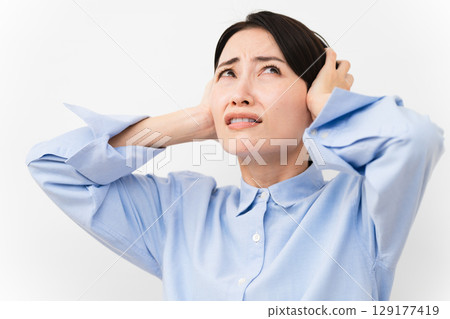 穿長袖襯衫的女人 129177419