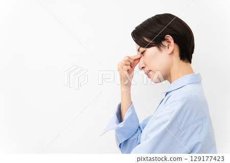 穿長袖襯衫的女人 129177423