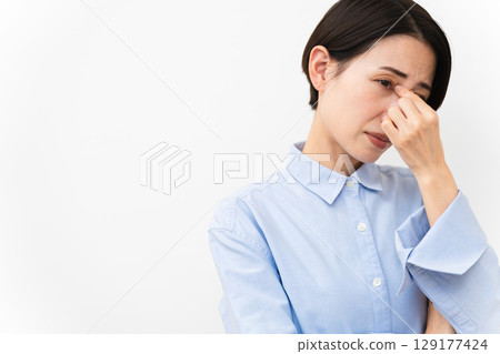 穿長袖襯衫的女人 129177424