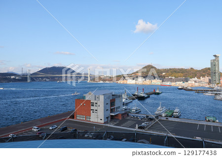 從福岡縣北九州市關門海峽博物館眺望關門大橋 從福岡縣北九州市關門海峽博物館眺望關門大橋 129177438