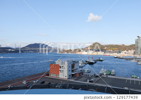 從福岡縣北九州市關門海峽博物館眺望關門大橋 從福岡縣北九州市關門海峽博物館眺望關門大橋 129177439