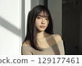 一位面帶溫柔微笑的年輕女子的肖像 129177461