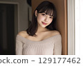 一位面帶溫柔微笑的年輕女子的肖像 129177462