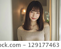 一位面帶溫柔微笑的年輕女子的肖像 129177463
