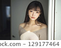 一位面帶溫柔微笑的年輕女子的肖像 129177464