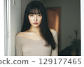 一位面帶溫柔微笑的年輕女子的肖像 129177465