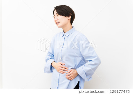 穿長袖襯衫的女人 129177475