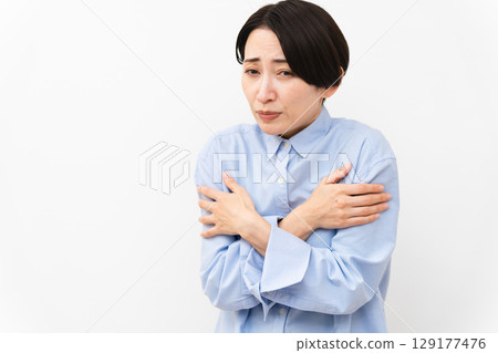 穿長袖襯衫的女人 129177476