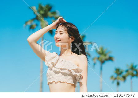 年輕女子海灘度假村形象 129177578