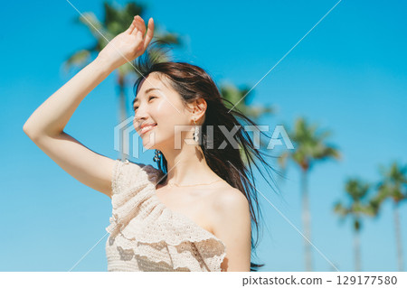 年輕女子海灘度假村形象 129177580