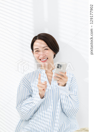 操作智能手機的女人 操作智能手機的女人 129177902