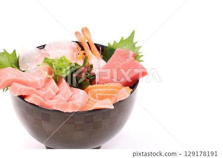 淺色背景中配有蝦子、鮪魚和鮭魚的海鮮碗 129178191