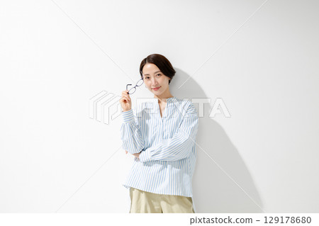 戴眼鏡的女人 戴眼鏡的女人 129178680